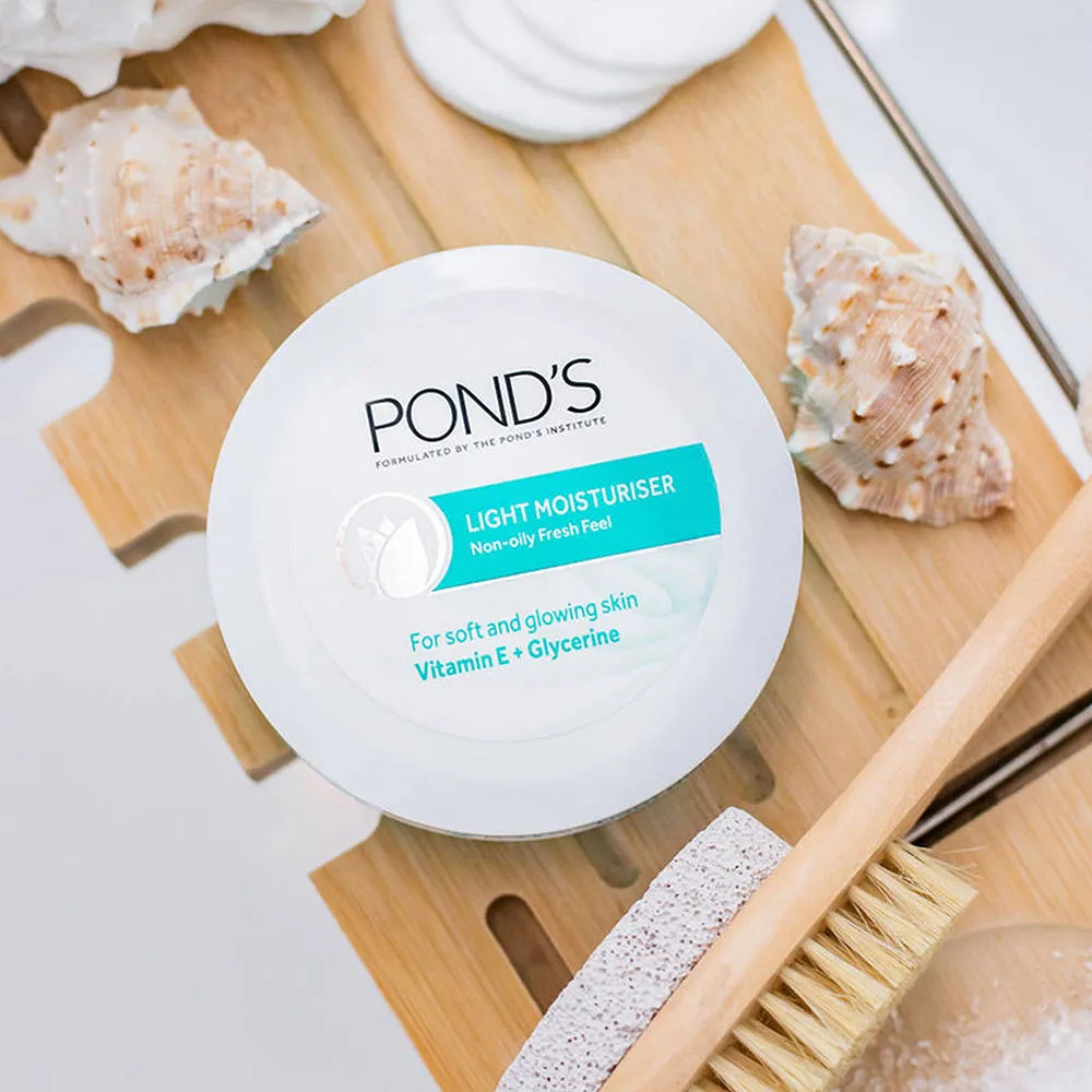 Pond's Ponds Light Moisturiser Non-Oily Fresh Feel With Vitamin E + Glycerine